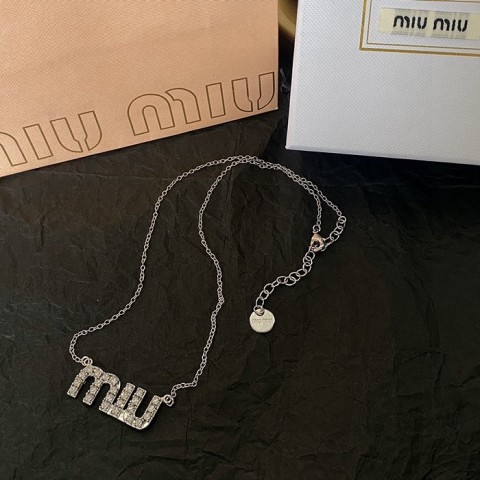 미우미우 목걸이
