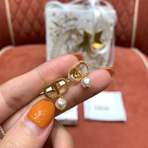 디올 트라이벌 진주 귀걸이