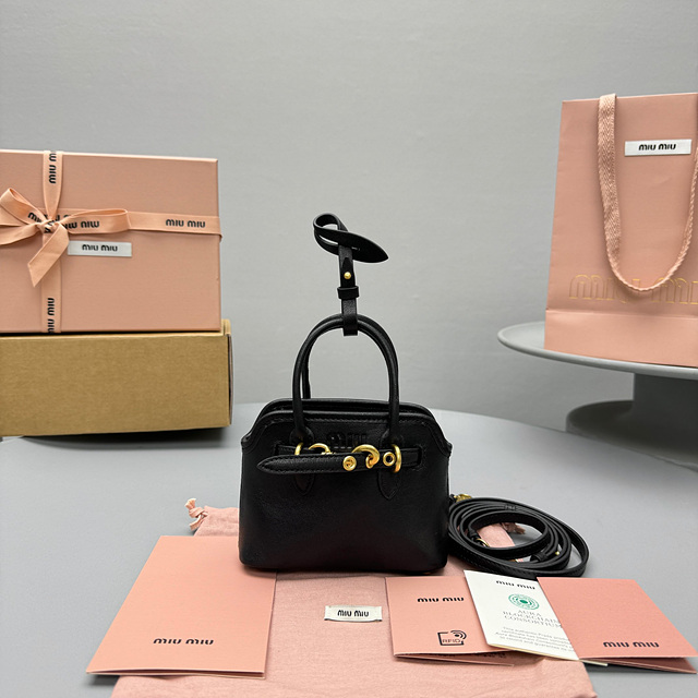 미우미우 가죽 트릭 마이크로 5NR037